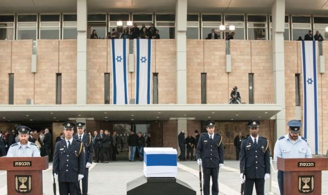 Ariel Sharon va fi înmormântat luni, lângă soţia sa româncă