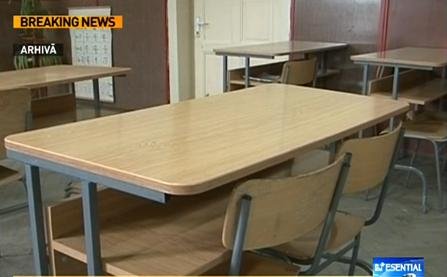 O profesoară de la Liceul Kiriţescu a cerut părinţilor să cumpere băncile şi scaunele folosite de elevi