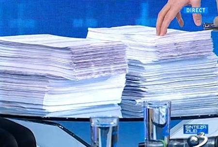 SINTEZA ZILEI. Mihai Gâdea a prezentat cele peste 100.000 de semnături ale petiţiei iniţiate de Antena 3