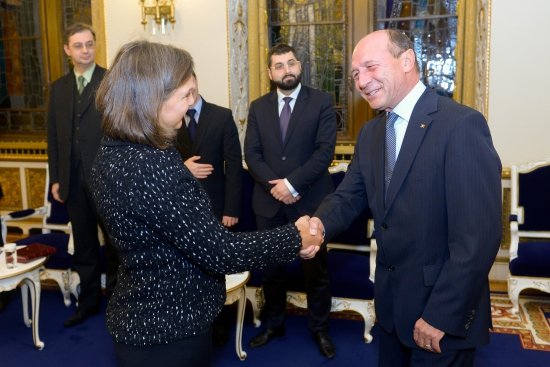 &quot;Sunt plătită să NU fiu obosită&quot;. Dialog halucinant între Băsescu şi subsecretarul de Stat american, Victoria Nuland