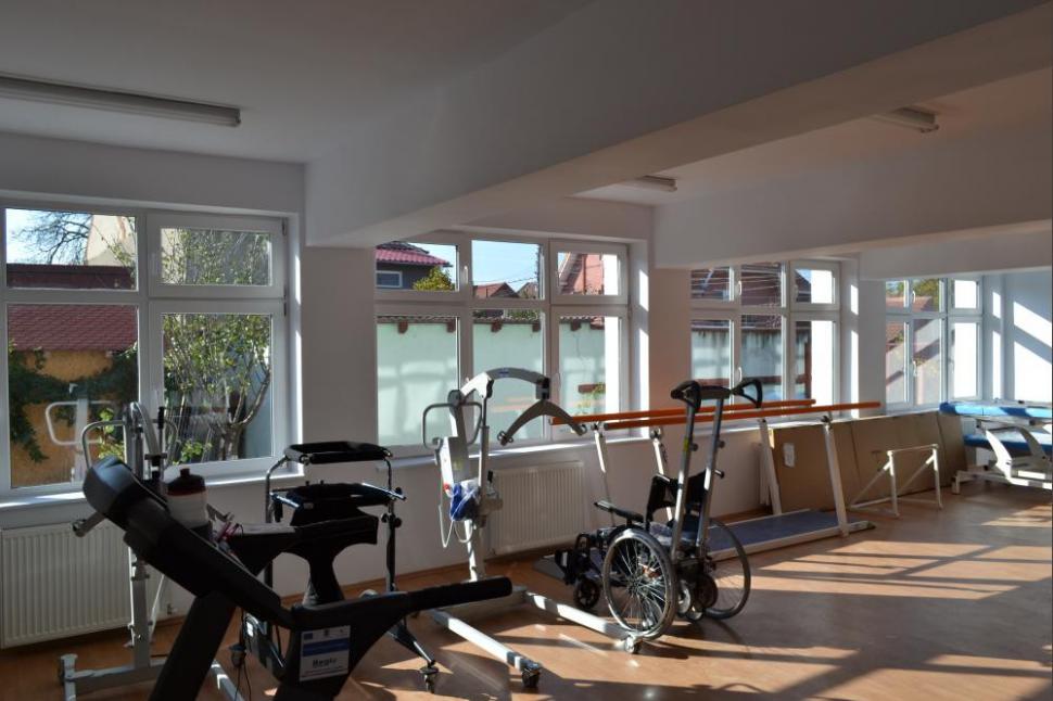 (P) Centrul de zi pentru persoanele cu scleroză multiplă din Oradea, reabilitat prin Regio 240272