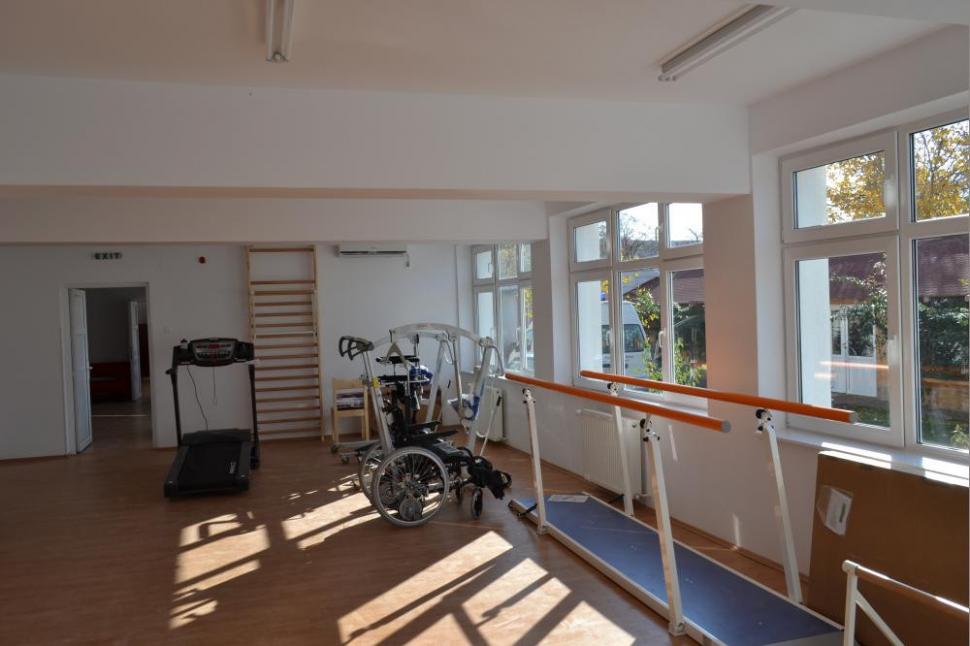 (P) Centrul de zi pentru persoanele cu scleroză multiplă din Oradea, reabilitat prin Regio 240273