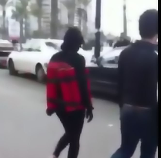 O femeie a ieşit pe străzile din Beirut îmbrăcată ca un terorist sinucigaş. Cum au reacţionat oamenii
