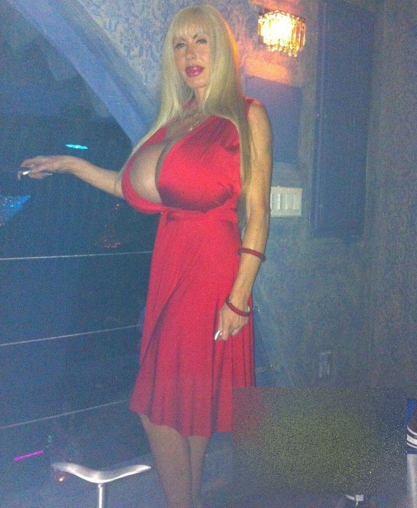 Arată ca un MONSTRU de la gât în jos. "Medicii mi-au distrus viaţa". Cum arată femeia care a dat 200.000 de dolari pe operaţii 243159