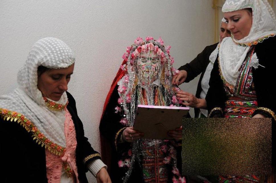 Dacă aşa arată mirele, stai să vezi mireasa. Nunta asta se desfăşoară la câţiva paşi de noi 243135