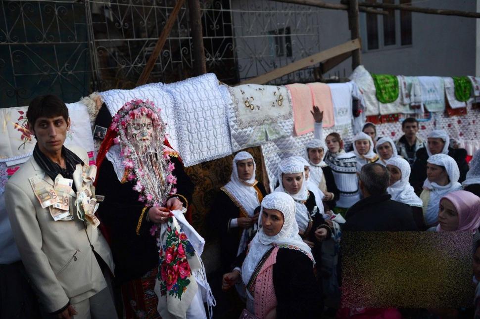 Dacă aşa arată mirele, stai să vezi mireasa. Nunta asta se desfăşoară la câţiva paşi de noi 243140