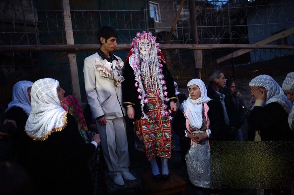 Dacă aşa arată mirele, stai să vezi mireasa. Nunta asta se desfăşoară la câţiva paşi de noi 243143