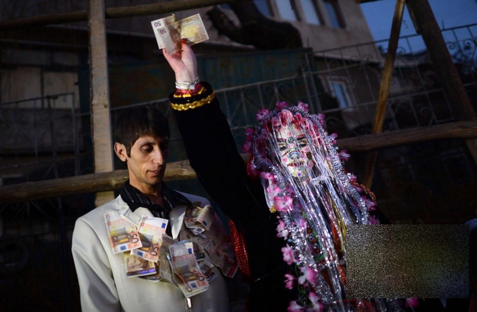 Dacă aşa arată mirele, stai să vezi mireasa. Nunta asta se desfăşoară la câţiva paşi de noi 243144