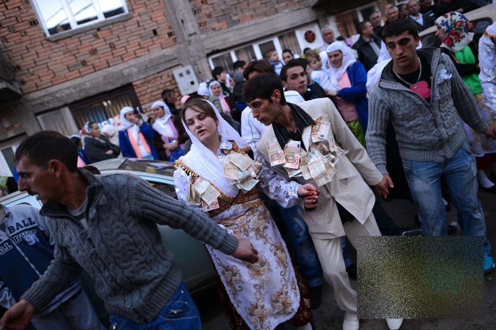 Dacă aşa arată mirele, stai să vezi mireasa. Nunta asta se desfăşoară la câţiva paşi de noi 243146