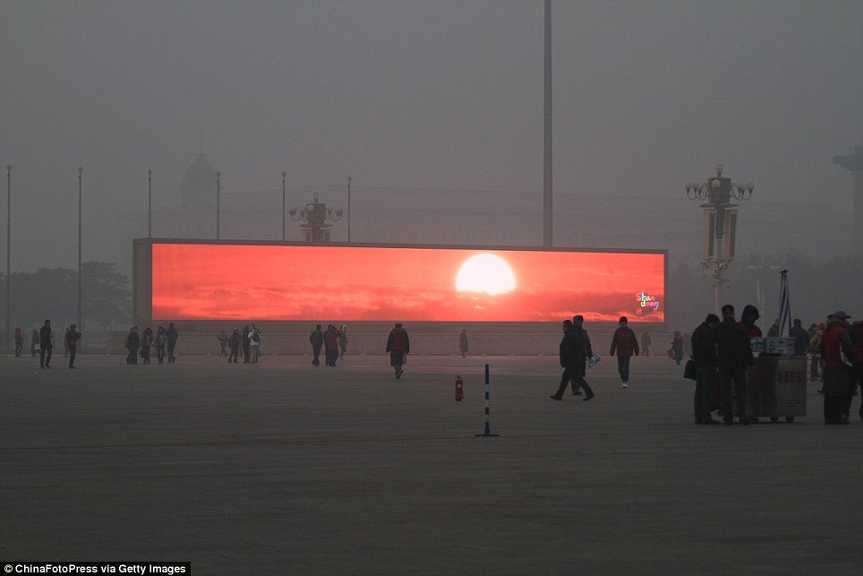 Chinezii din Beijing mai pot vedea apusul doar la televizor. POLUAREA formează o ceaţă deasă