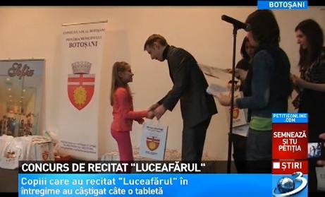 Concurs de recitat Luceafărul. Peste 100 de copii care au recitat întregul poem au primit câte o tabletă