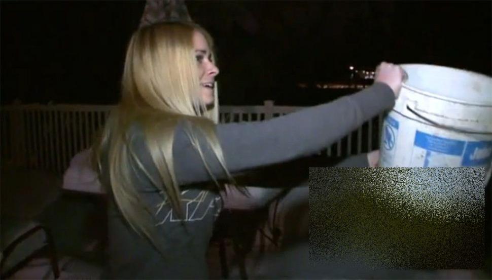 "E prea blondă!" Ce a făcut fata asta după ce a văzut un video pe YouTube. O persoană a ajuns la spital 243385