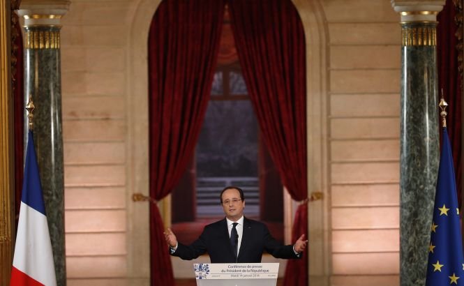 Hollande ar fi început relaţia cu Julie Gayet în urmă cu doi ani