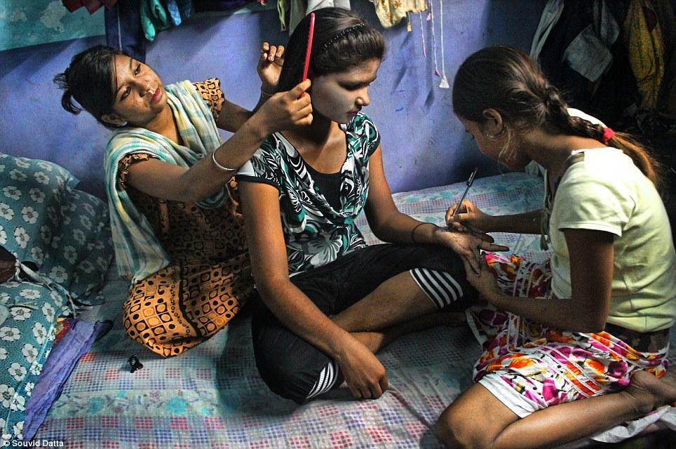 Iadul din spatele celei mai vechi meserii din lume. Povestea femeilor care s-au născut în bordeluri 243415