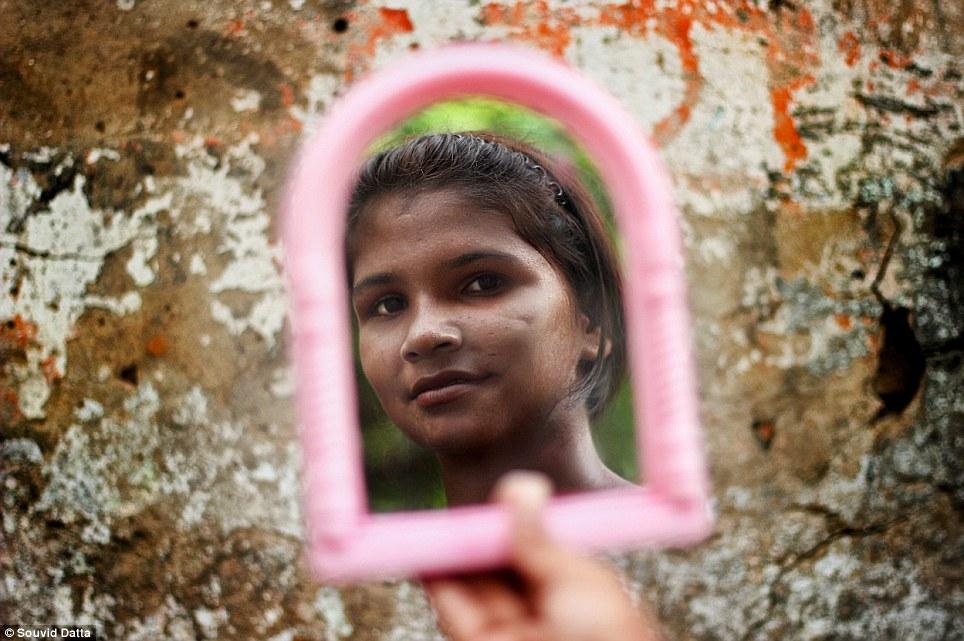 Iadul din spatele celei mai vechi meserii din lume. Povestea femeilor care s-au născut în bordeluri 243418