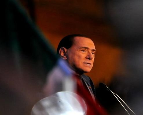 Berlusconi, HUIDUIT şi ATACAT CU OUĂ de zeci de manifestanţi, la Roma