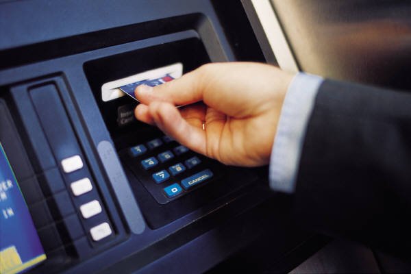 Câţi bani îţi &quot;ciupeşte&quot; banca din cont de fiecare dată când introduci cardul în ATM
