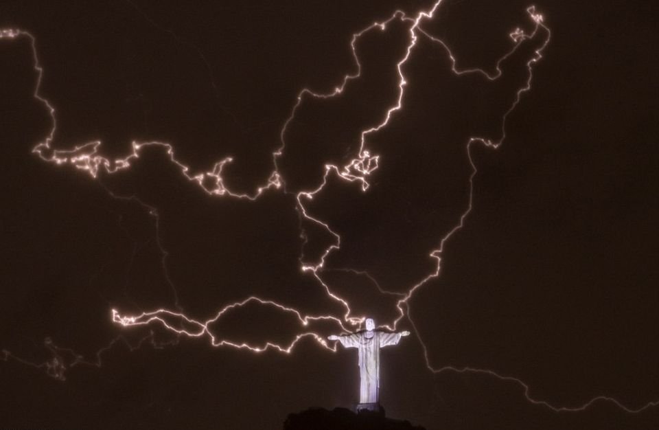 IMAGINI SPECTACULOASE: Celebra statuie a lui Iisus din Rio de Janeiro, LOVITĂ DE FULGERE