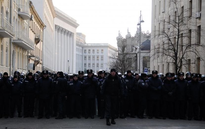 UPDATE: Forţele de ordine folosesc TUNURI CU APĂ împotriva manifestanţilor din Kiev