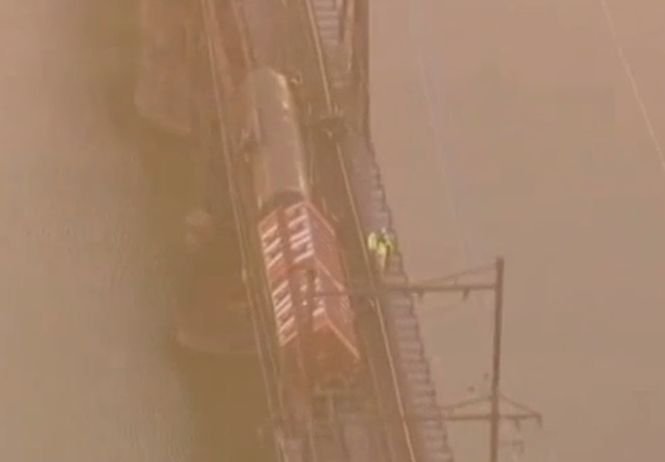Imagini spectaculoase în apropiere de Philadelphia. Un tren de marfă a deraiat pe un pod care traversa un râu