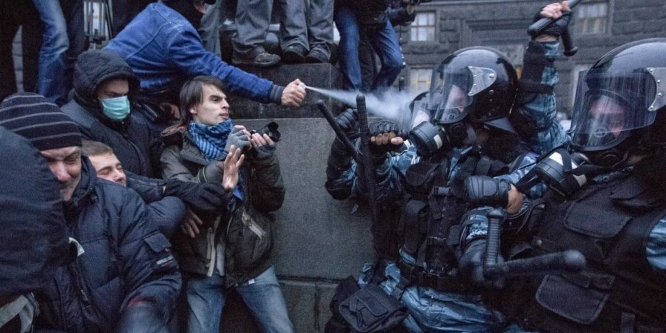 Oamenii politici vorbesc despre o nouă REVOLUŢIE. Manifestaţii violente, în Ucraina