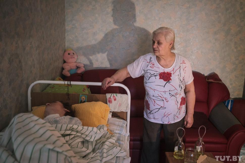 Părinţii ei sunt în lacrimi. Cum arată fiica lor după ce a făcut o operaţie estetică 243666