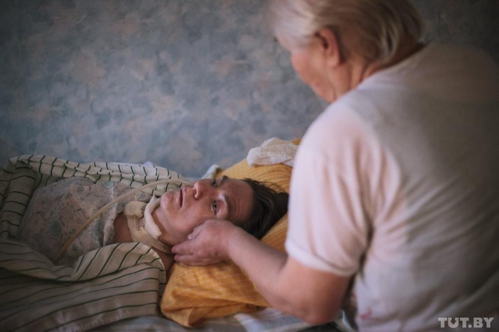 Părinţii ei sunt în lacrimi. Cum arată fiica lor după ce a făcut o operaţie estetică 243667