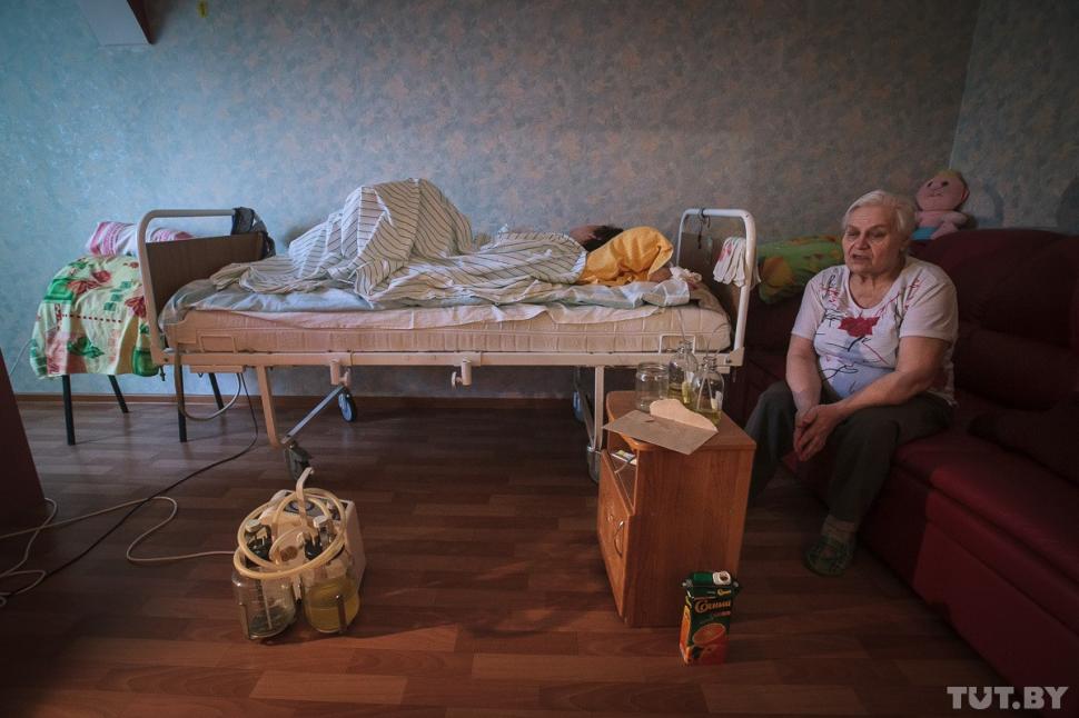 Părinţii ei sunt în lacrimi. Cum arată fiica lor după ce a făcut o operaţie estetică 243671