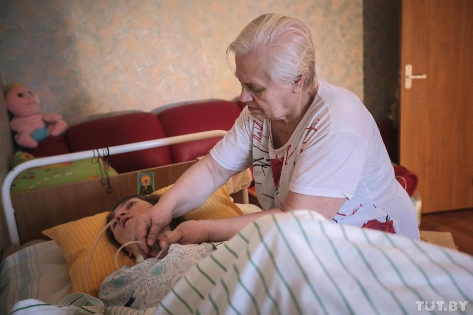 Părinţii ei sunt în lacrimi. Cum arată fiica lor după ce a făcut o operaţie estetică 243672