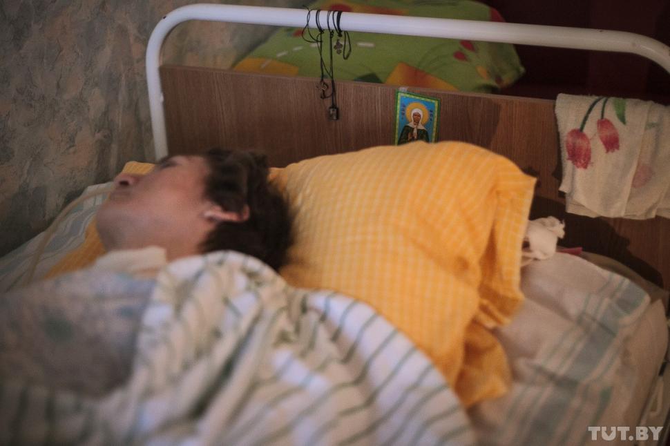 Părinţii ei sunt în lacrimi. Cum arată fiica lor după ce a făcut o operaţie estetică 243673