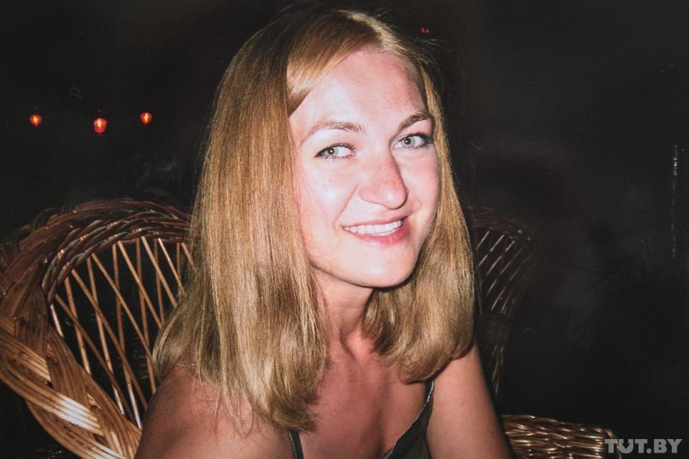 Părinţii ei sunt în lacrimi. Cum arată fiica lor după ce a făcut o operaţie estetică 243675