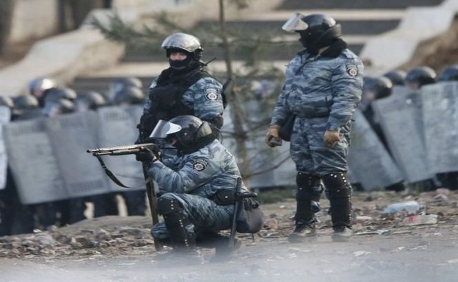 Protestele de la Kiev continuă. Poliţia spune că va folosi armele de foc, iar Klitschko se teme de un război civil