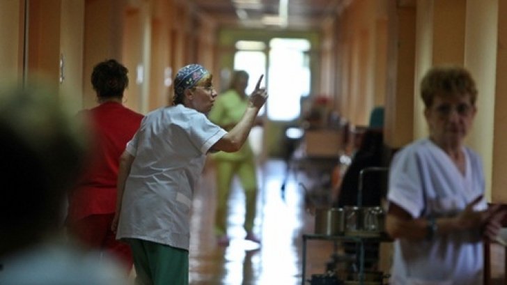 FINANCIAL TIMES: România să îşi plătească mai bine medicii. Argumentul că &quot;ţara nu îşi permite&quot; e FALS