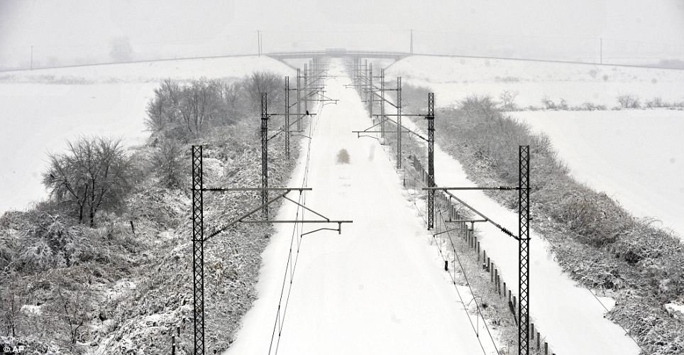 Iarna a ÎNGHEŢAT transportul feroviar. Sute de oameni şi-au petrecut noaptea pe câmp, după ce şinele de tren au fost acoperite de gheaţă