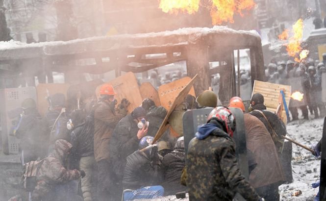 Protestele violente continuă pe străzile din Kiev. Imagini LIVE. SUA au revocat vizele mai multor oficiali de rang înalt şi ameninţă cu alte sancţiuni dure