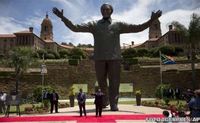 Ce caută un iepuraş sculptat în urechea statuii lui Nelson Mandela ?