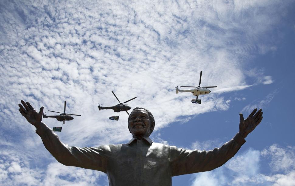 Ce caută un iepuraş sculptat în urechea statuii lui Nelson Mandela ? 244320