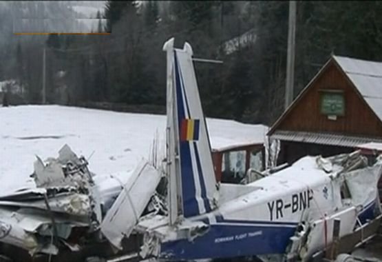 Epava avionului prăbuşit în Apuseni este în drum spre Bucureşti