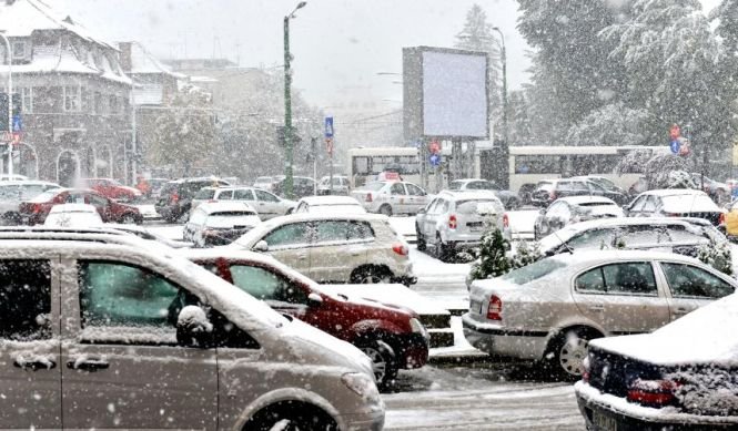 Ninsoarea pune stăpânire pe jumătatea de sud a României. Vremea se va înrăutăţi în toată ţara