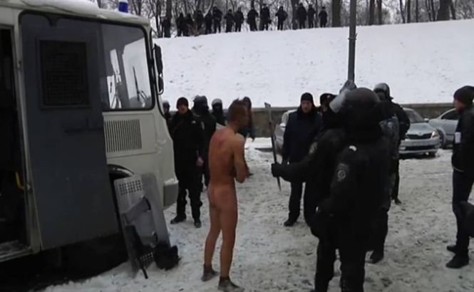 ABUZ fără margini al poliţiei din Kiev. Un protestatar a fost dezbrăcat şi umilit în ultimul hal
