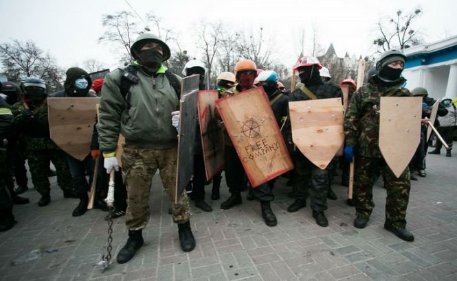 Arsenalul protestatarilor din Kiev. De la piatra cubică la armele cu aer comprimat