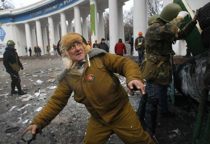 Arsenalul protestatarilor din Kiev. De la piatra cubică la armele cu aer comprimat 244483
