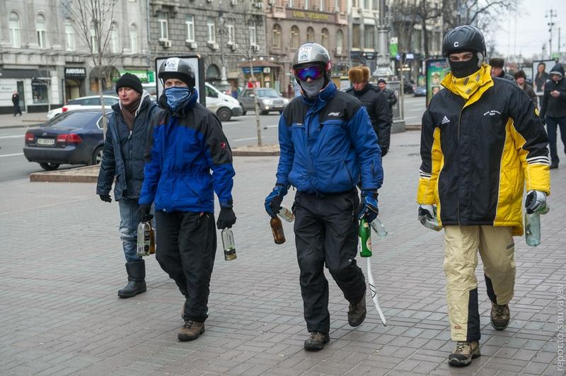 Arsenalul protestatarilor din Kiev. De la piatra cubică la armele cu aer comprimat 244486