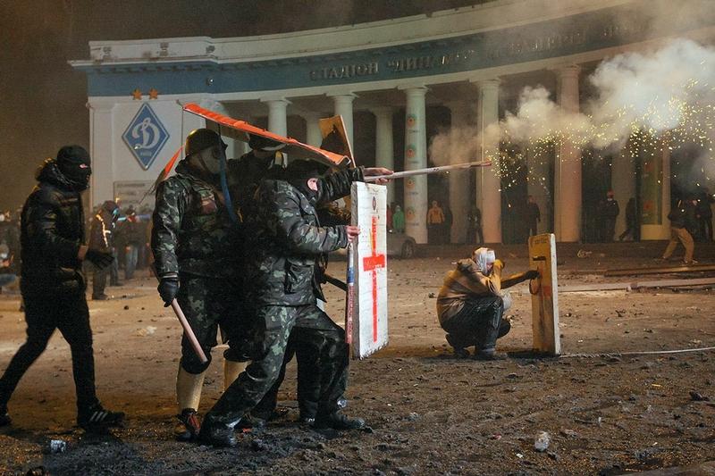 Arsenalul protestatarilor din Kiev. De la piatra cubică la armele cu aer comprimat 244489