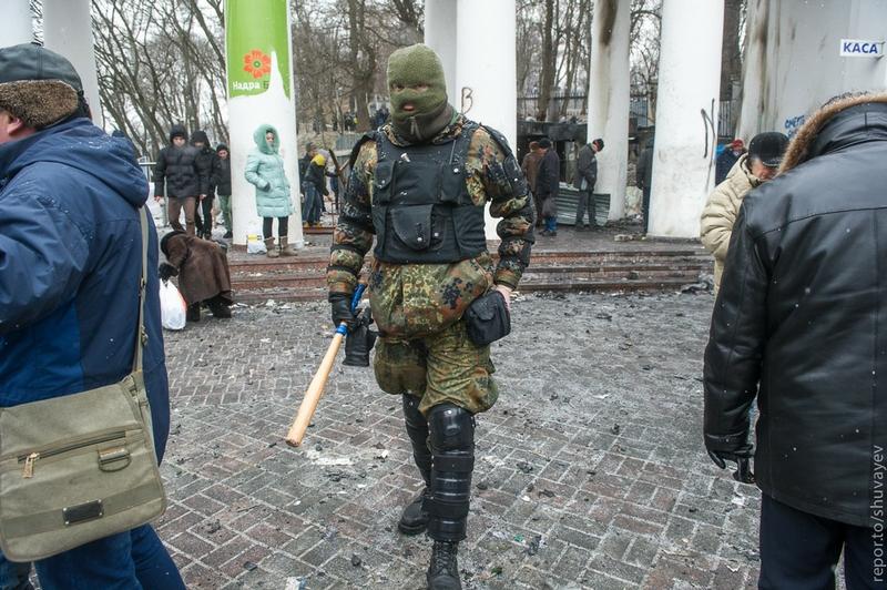 Arsenalul protestatarilor din Kiev. De la piatra cubică la armele cu aer comprimat 244491