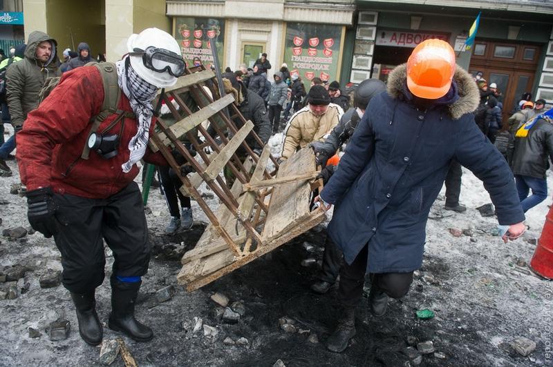 Arsenalul protestatarilor din Kiev. De la piatra cubică la armele cu aer comprimat 244493