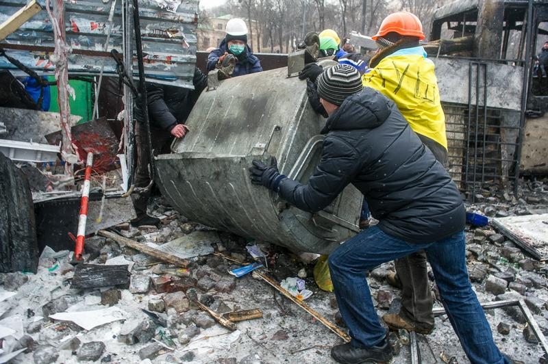 Arsenalul protestatarilor din Kiev. De la piatra cubică la armele cu aer comprimat 244494