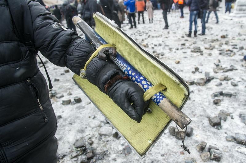 Arsenalul protestatarilor din Kiev. De la piatra cubică la armele cu aer comprimat 244498