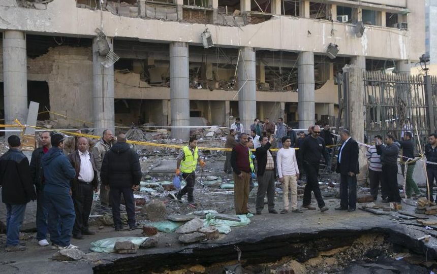Cel puţin şase morţi la Cairo, într-o serie de atentate cu bombă vizând poliţia