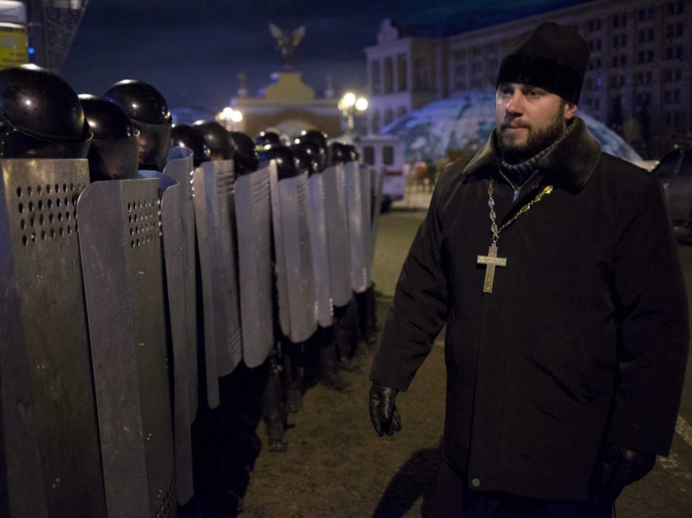 După patru nopţi de foc, în Kiev a răsunat pacea. Preşedintele a negociat cu opoziţia